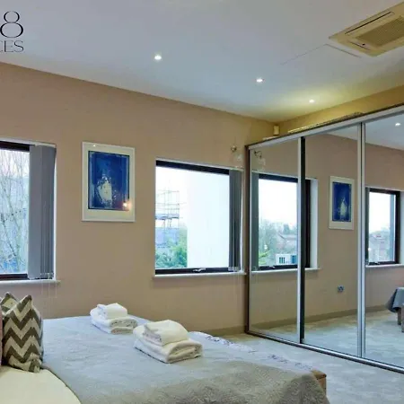 Stylish Penthouse With Views / Balcony Ac *