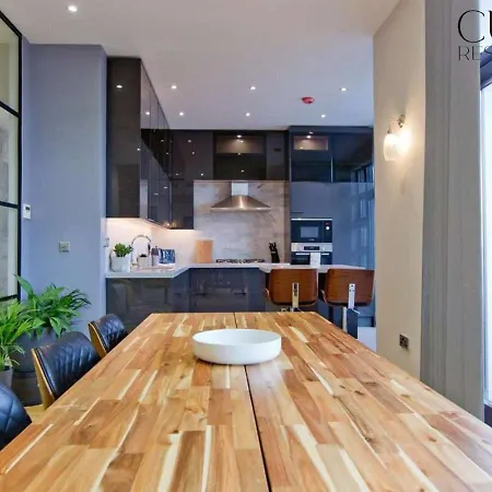 Stylish Penthouse With Views / Balcony Ac London