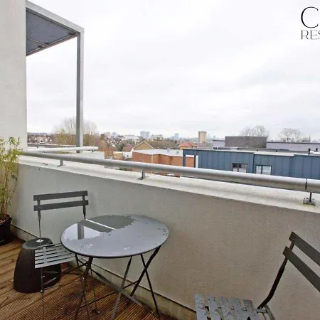 Stylish Penthouse With Views / Balcony Ac Apartment