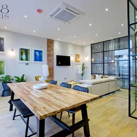 Stylish Penthouse With Views / Balcony Ac