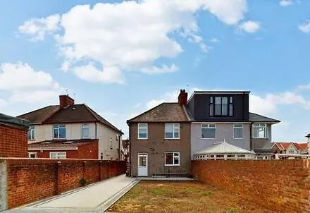 Modern 3 Bedroom House With Garden & Private Parking Villa *