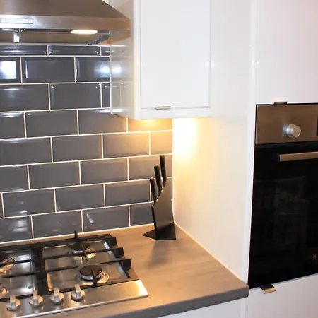 Modern 3 Bedroom House With Garden & Private Parking *