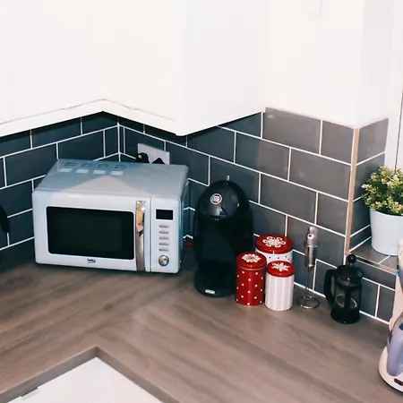 Modern 3 Bedroom House With Garden & Private Parking * Hounslow