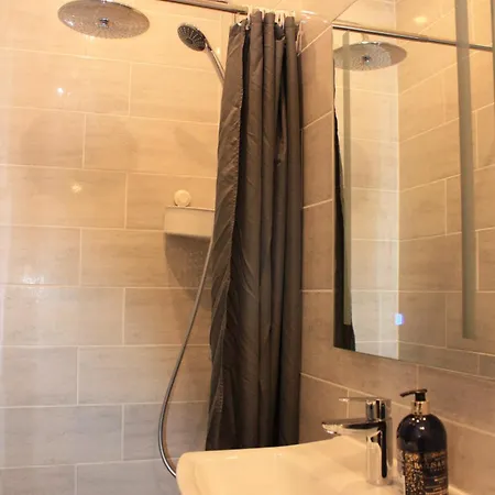 Modern 3 Bedroom House With Garden & Private Parking