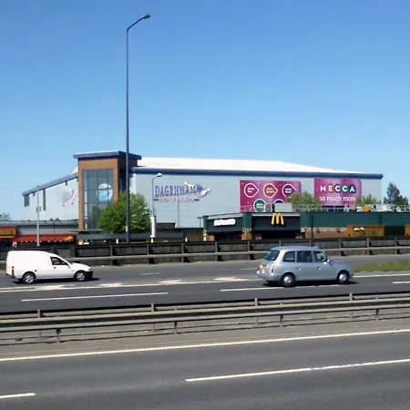Large Modern Near Barking Station With Superfast 1gbps Wi-fi & Free Parking *