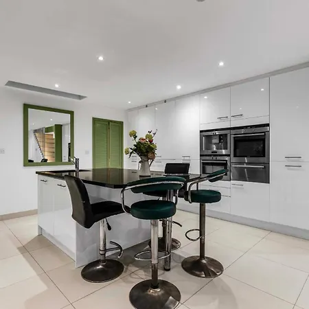 Elegant 3 Bedroom House With Garden And Rooftop Apartment *