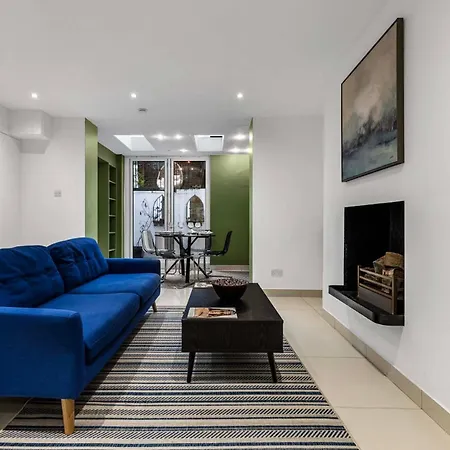 Elegant 3 Bedroom House With Garden And Rooftop Apartment