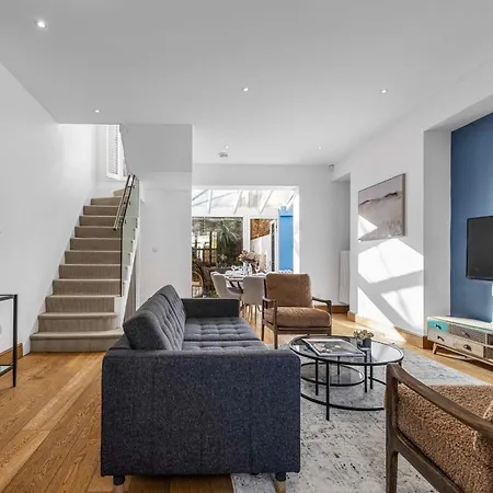 Apartment Elegant 3 Bedroom House With Garden And Rooftop