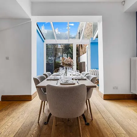 Elegant 3 Bedroom House With Garden And Rooftop London