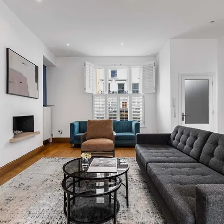 Elegant 3 Bedroom House With Garden And Rooftop Apartment *