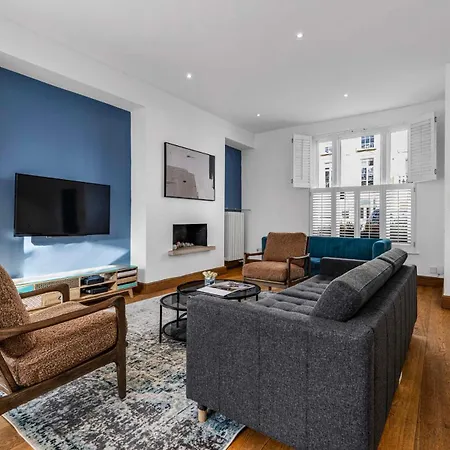 Elegant 3 Bedroom House With Garden And Rooftop London