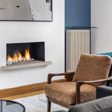 Elegant 3 Bedroom House With Garden And Rooftop Apartment