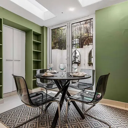 Apartment Elegant 3 Bedroom House With Garden And Rooftop