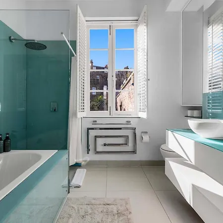 Elegant 3 Bedroom House With Garden And Rooftop