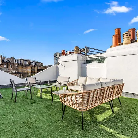 Elegant 3 Bedroom House With Garden And Rooftop *