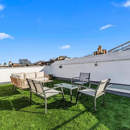 Elegant 3 Bedroom House With Garden And Rooftop