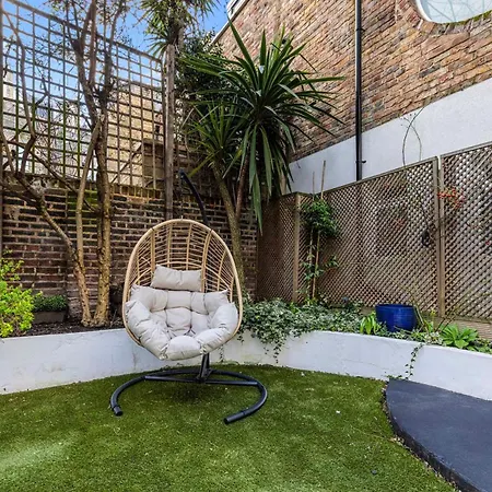 Elegant 3 Bedroom House With Garden And Rooftop Apartment