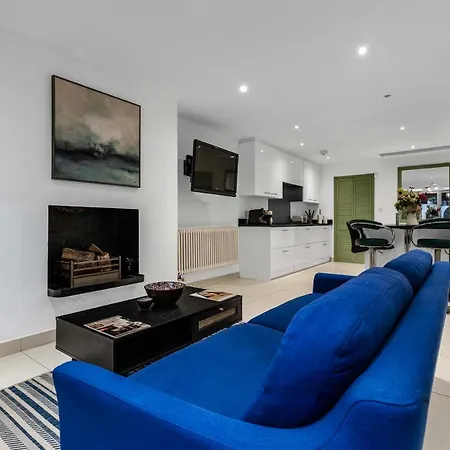 Elegant 3 Bedroom House With Garden And Rooftop Apartment *