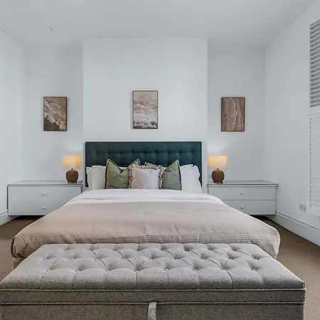 Apartment Elegant 3 Bedroom House With Garden And Rooftop