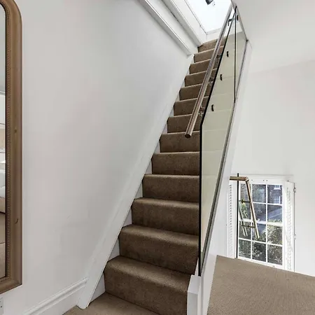Elegant 3 Bedroom House With Garden And Rooftop Apartment London