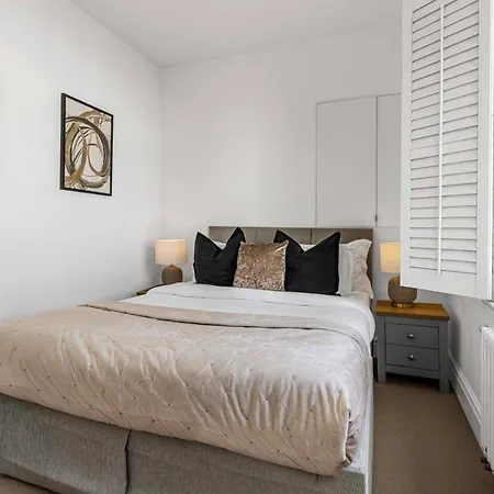 Elegant 3 Bedroom House With Garden And Rooftop *