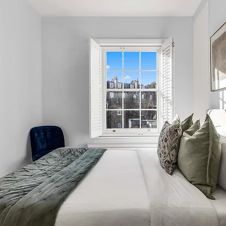 Apartment Elegant 3 Bedroom House With Garden And Rooftop