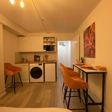 Cityscape Apartment *