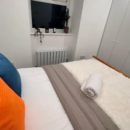 2 Bedroom 2 Bth Deluxe Suite, Netflix Games, Near Putney Station, Fulham And Wimbledon, Ideal For Business And Relocator *
