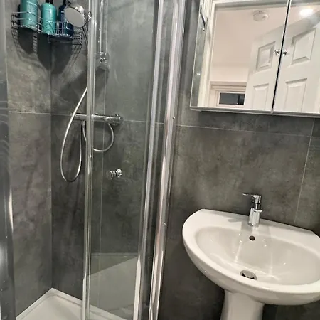 2 Bedroom 2 Bth Deluxe Suite, Netflix Games, Near Putney Station, Fulham And Wimbledon, Ideal For Business And Relocator