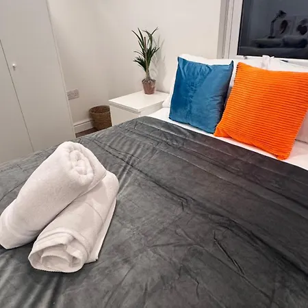 2 Bedroom 2 Bth Deluxe Suite, Netflix Games, Near Putney Station, Fulham And Wimbledon, Ideal For Business And Relocator