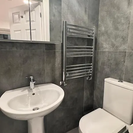 Apartment 2 Bedroom 2 Bth Deluxe Suite, Netflix Games, Near Putney Station, Fulham And Wimbledon, Ideal For Business And Relocator