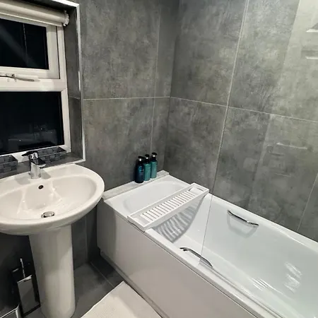 Apartment 2 Bedroom 2 Bth Deluxe Suite, Netflix Games, Near Putney Station, Fulham And Wimbledon, Ideal For Business And Relocator *