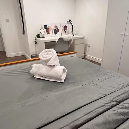 Apartment 2 Bedroom 2 Bth Deluxe Suite, Netflix Games, Near Putney Station, Fulham And Wimbledon, Ideal For Business And Relocator