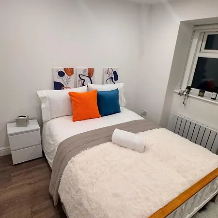 2 Bedroom 2 Bth Deluxe Suite, Netflix Games, Near Putney Station, Fulham And Wimbledon, Ideal For Business And Relocator Apartment *
