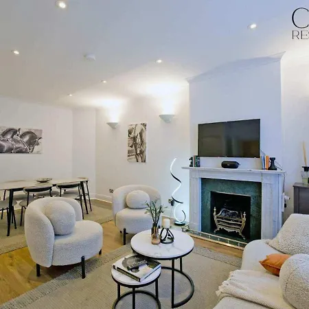 Charming Mews House In The Heart Of South Kensington