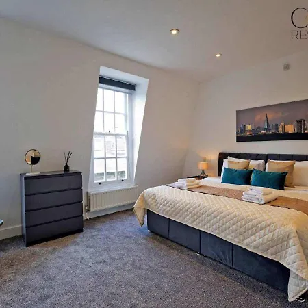 Charming Mews House In The Heart Of South Kensington