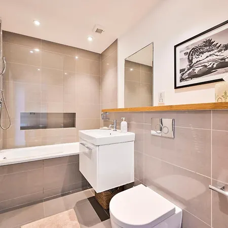 Beautifully Furnished Flat Near Hyde Park Apartment