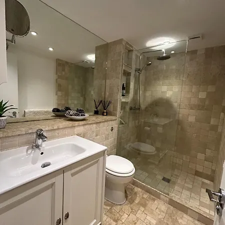 Sophisticated 2 Bed Apartment, Hyde Park Apartment *