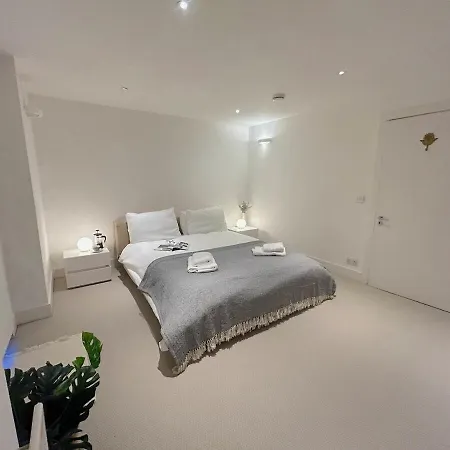 Sophisticated 2 Bed Apartment, Hyde Park Apartment London