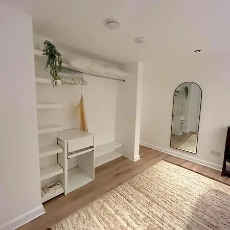 Sophisticated 2 Bed Apartment, Hyde Park