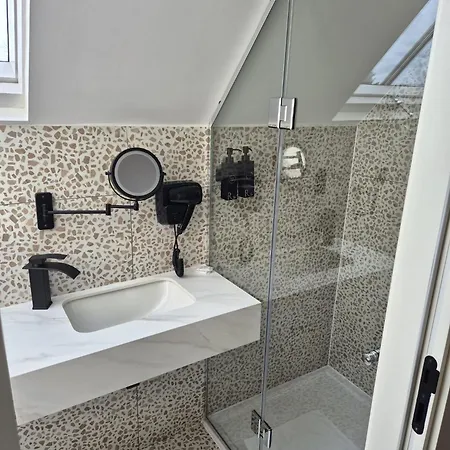 Rosemay Near London Heathrow Airport 4*