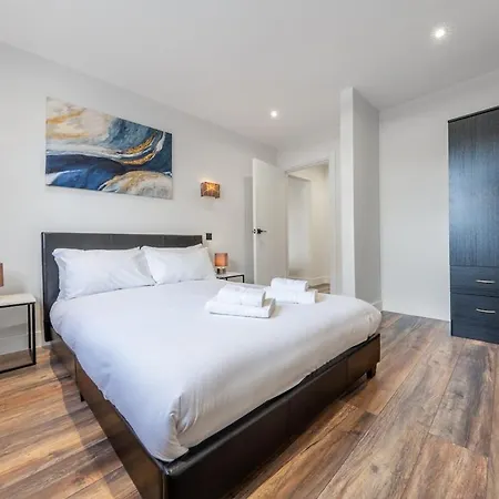 West Sleeps 5 - Zone 2 Apartment *