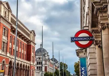 Charming Beau 2-bed Haven Near Harrods London