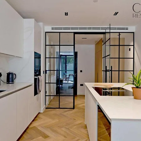 Elegant Kensington With Private Balcony Apartment