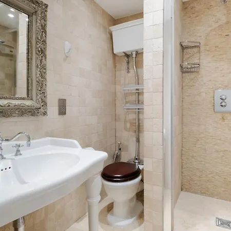 Luxury 2 Bedrooms In South Kensington * Londen