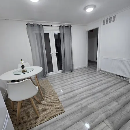 Sw20 Serviced Apartment