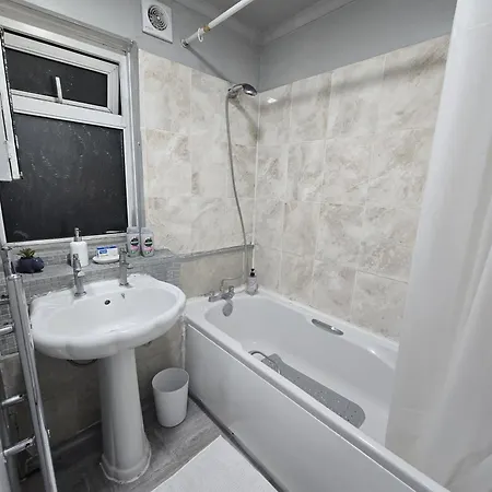 Sw20 Serviced * Raynes Park
