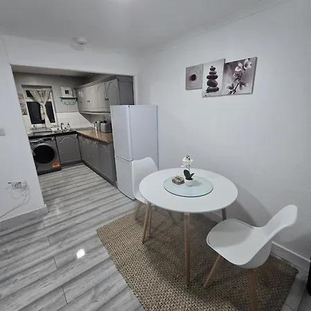 Sw20 Serviced Apartment