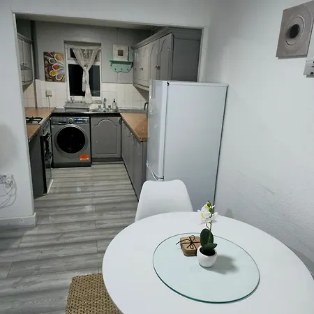 Apartment Sw20 Serviced Raynes Park