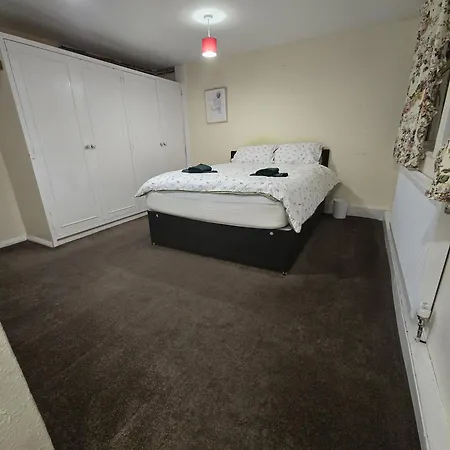 Sw20 Serviced * Raynes Park